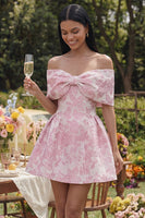 Laden Sie das Bild in den Galerie-Viewer, A Linie Kurz Blumen Schulterfrei Rosa Hochzeitskleid für Gäste mit Schleife