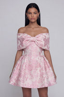 Laden Sie das Bild in den Galerie-Viewer, A Linie Kurz Blumen Schulterfrei Rosa Hochzeitskleid für Gäste mit Schleife