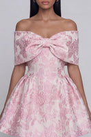 Laden Sie das Bild in den Galerie-Viewer, A Linie Kurz Blumen Schulterfrei Rosa Hochzeitskleid für Gäste mit Schleife