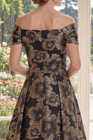 Laden Sie das Bild in den Galerie-Viewer, A Linie Lang Gerafft Schwarz Blumen Schulterfrei Kleid für die Mutter der Braut