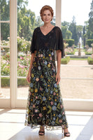 Laden Sie das Bild in den Galerie-Viewer, V-Ausschnitt A Linie Lang Schwarz Blumen Kleid für die Mutter der Braut mit Cape