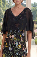 Laden Sie das Bild in den Galerie-Viewer, V-Ausschnitt A Linie Lang Schwarz Blumen Kleid für die Mutter der Braut mit Cape