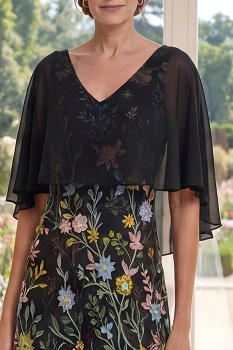 Laden Sie das Bild in den Galerie-Viewer, V-Ausschnitt A Linie Lang Schwarz Blumen Kleid für die Mutter der Braut mit Cape