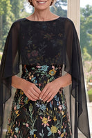 Laden Sie das Bild in den Galerie-Viewer, Rüschen A Linie Lang Bootsausschnitt Schwarz Blumen Kleid für die Mutter der Braut mit Cape