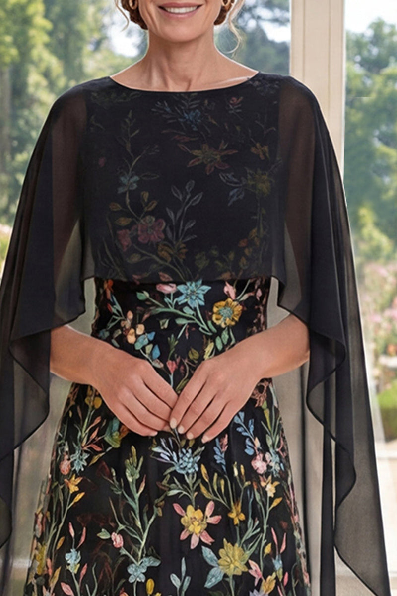 Laden Sie das Bild in den Galerie-Viewer, Rüschen A Linie Lang Bootsausschnitt Schwarz Blumen Kleid für die Mutter der Braut mit Cape