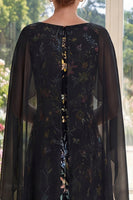 Laden Sie das Bild in den Galerie-Viewer, Rüschen A Linie Lang Bootsausschnitt Schwarz Blumen Kleid für die Mutter der Braut mit Cape