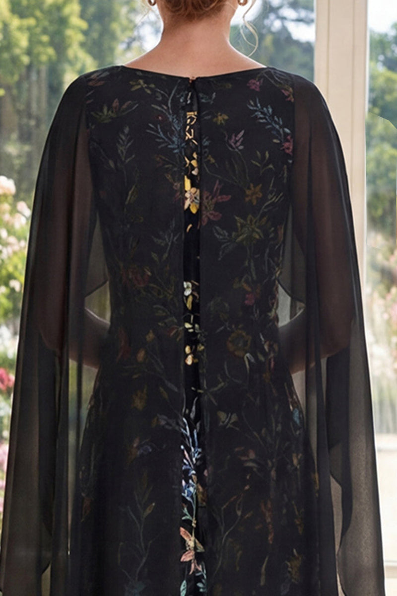 Laden Sie das Bild in den Galerie-Viewer, Rüschen A Linie Lang Bootsausschnitt Schwarz Blumen Kleid für die Mutter der Braut mit Cape