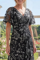 Laden Sie das Bild in den Galerie-Viewer, Flügelärmel V-Ausschnitt Gerafft Schwarz Blumen A Linie Lang Kleid für die Mutter der Braut