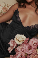 Laden Sie das Bild in den Galerie-Viewer, Schwarzes Spaghettiträger-Cocktailkleid mit offenem Rücken und Schlitz