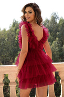 Laden Sie das Bild in den Galerie-Viewer, Rotes kurzes Cocktailkleid mit tiefem V-Ausschnitt und offenem Rücken und Rüschen