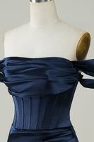 Laden Sie das Bild in den Galerie-Viewer, Rotes schulterfreies asymmetrisches, enges kurzes Cocktailkleid