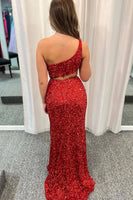 Laden Sie das Bild in den Galerie-Viewer, Glitzerndes Rotes Ein-Schulter Abendkleid mit Schlitz