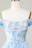 Laden Sie das Bild in den Galerie-Viewer, Niedliches schulterfreies blau bedrucktes kurzes Cocktailkleid mit Rüschen