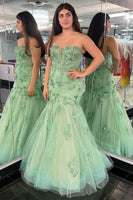 Laden Sie das Bild in den Galerie-Viewer, Meerjungfrau Trägerloses Tüllgrünes langes Abendkleid mit Applikationen