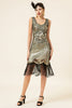 Laden Sie das Bild in den Galerie-Viewer, Goldfarbenes Fransen-Pailletten-Flapper-Kleid aus den 1920er Jahren