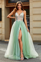 Laden Sie das Bild in den Galerie-Viewer, Hellgrün A-Linien V-Ausschnitt und Bodenlangem PerlenbesetztemTüll Ballkleidmit Schlitz