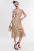 Laden Sie das Bild in den Galerie-Viewer, Champagnerfarbenes Cold-Shoulder-Fransen-Gatsby-Kleid aus den 1920er Jahren mit 20er-Jahre-Accessoires