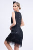 Laden Sie das Bild in den Galerie-Viewer, Schwarzes Gatsby-Kleid mit Fransen aus den 1920er Jahren mit Pailletten und Accessoires aus den 20er Jahren