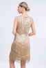 Laden Sie das Bild in den Galerie-Viewer, Aprikosenfarbenes Gatsby-Kleid mit Fransen aus den 1920er Jahren und Pailletten mit 20er-Jahre-Accessoires