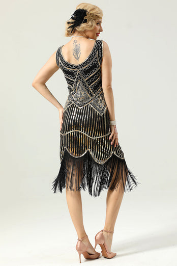 Schwarzes Kleid mit tiefem V-Ausschnitt und Flapper aus den 1920er Jahren
