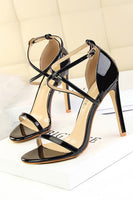 Laden Sie das Bild in den Galerie-Viewer, Schwarze Stiletto Sandalen